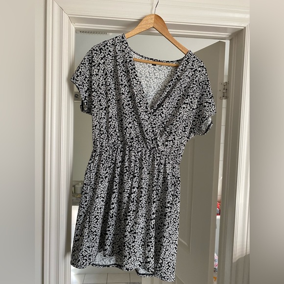 Uniqlo black & white romper, size M - Picture 1 of 1
